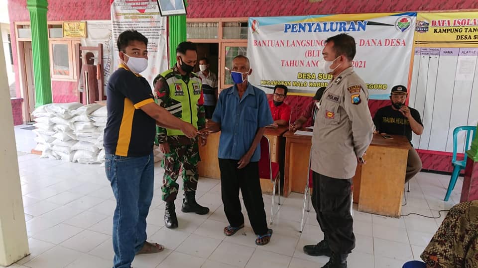 Bantuan beras dari Dinas Sosial Kabupaten Bojonegoro untuk keluarga Siti Musyarofah warga Rt. 05 /Rw